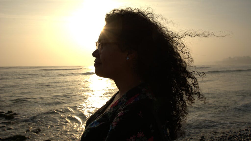 En kvinna i profil mot solnedgången