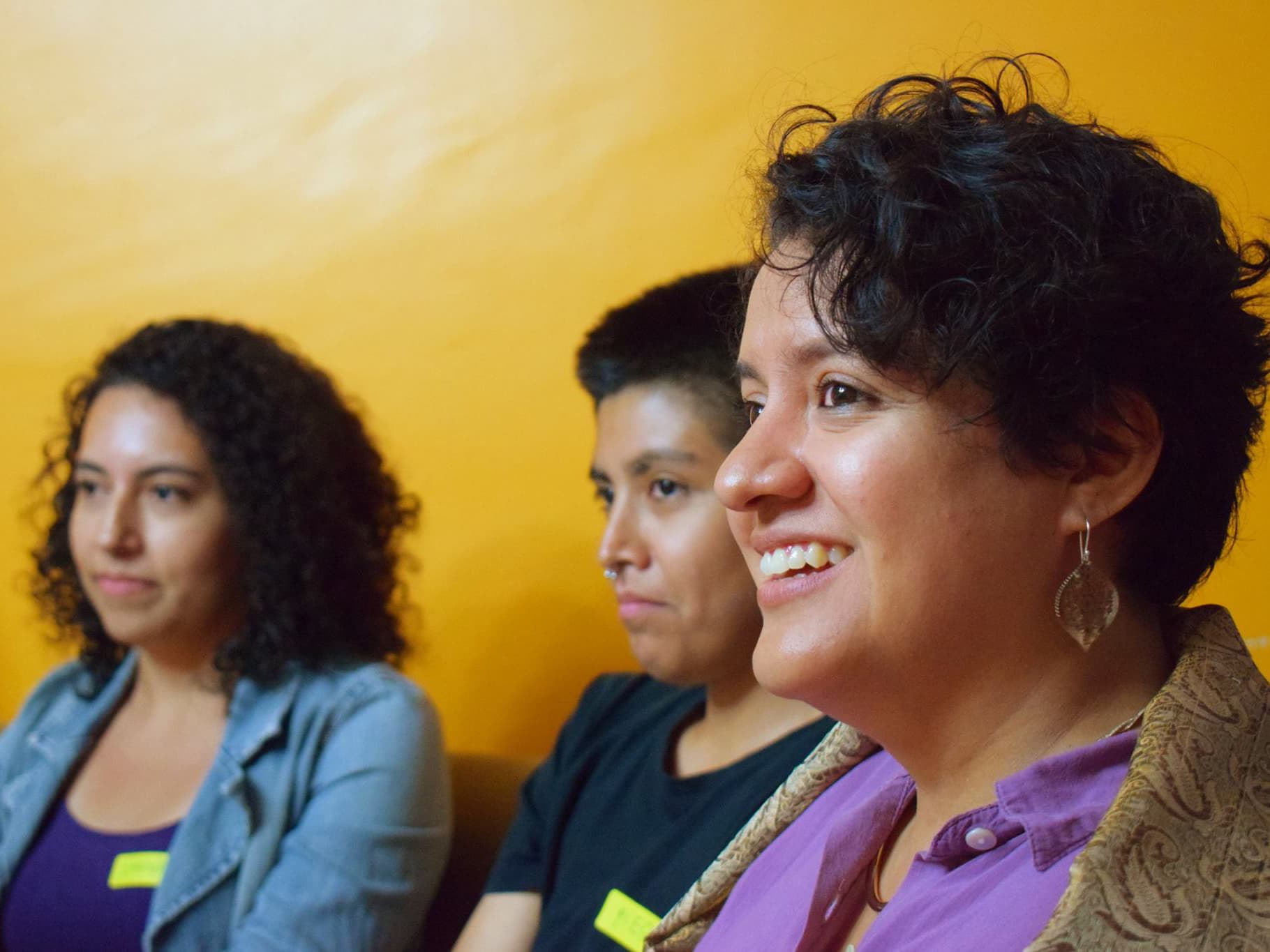 Foto: Diakonia Tre personer ler