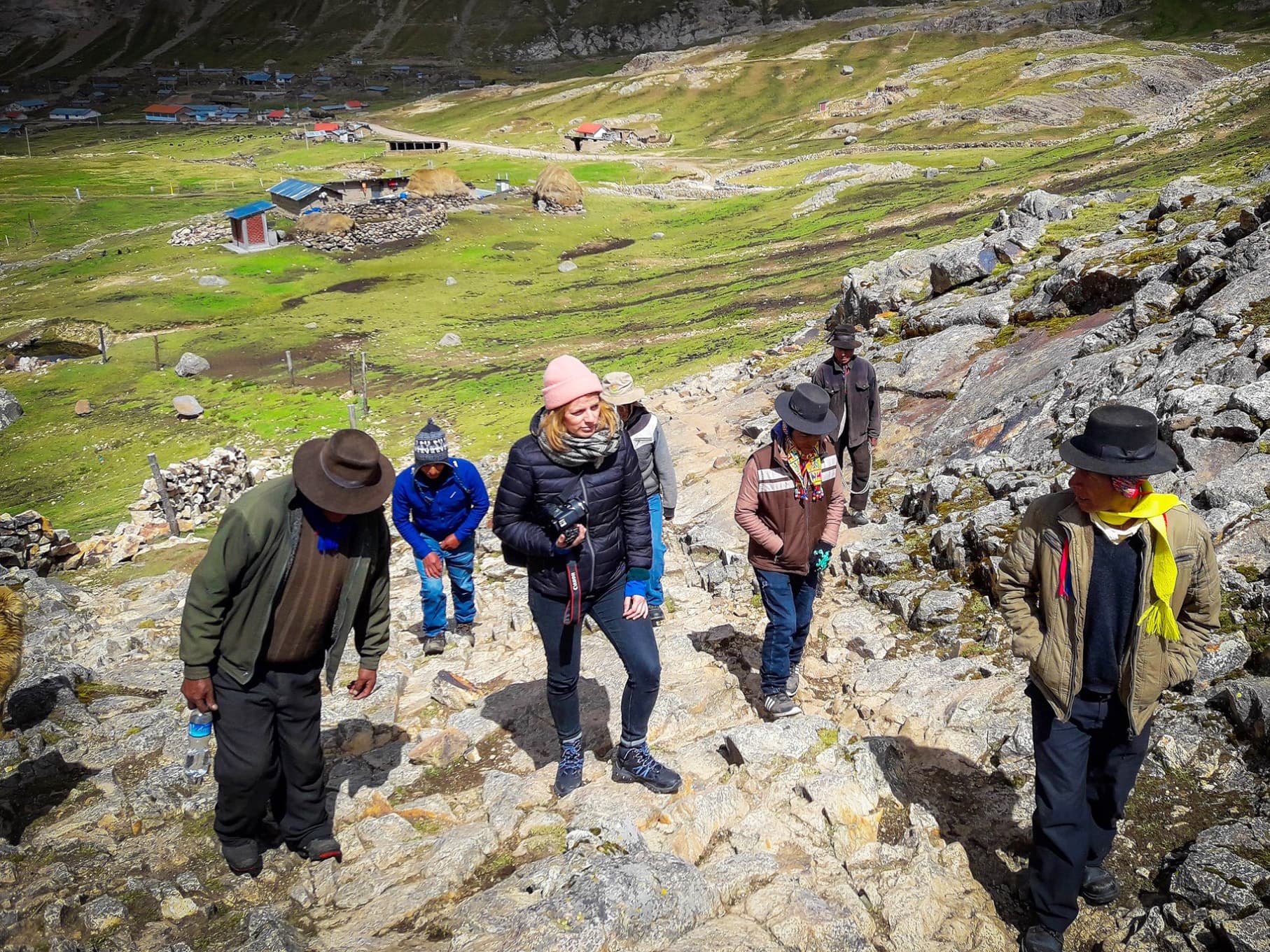 Elin med bybesökare på väg upp på ett berg