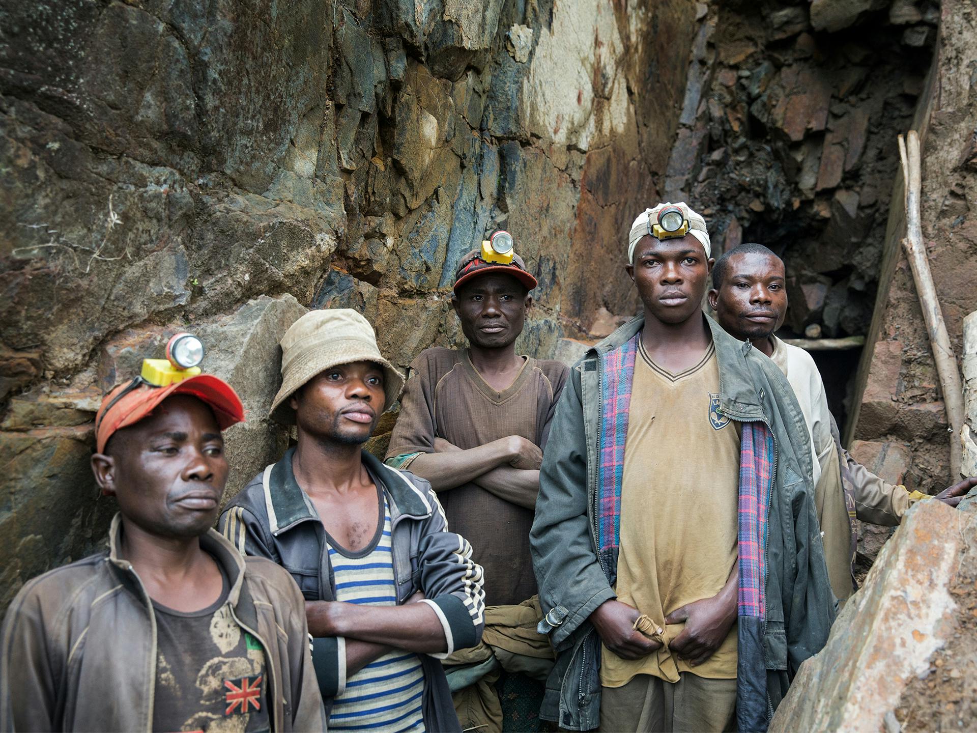 Gruvarbetare i DRC utanför gruvöppning