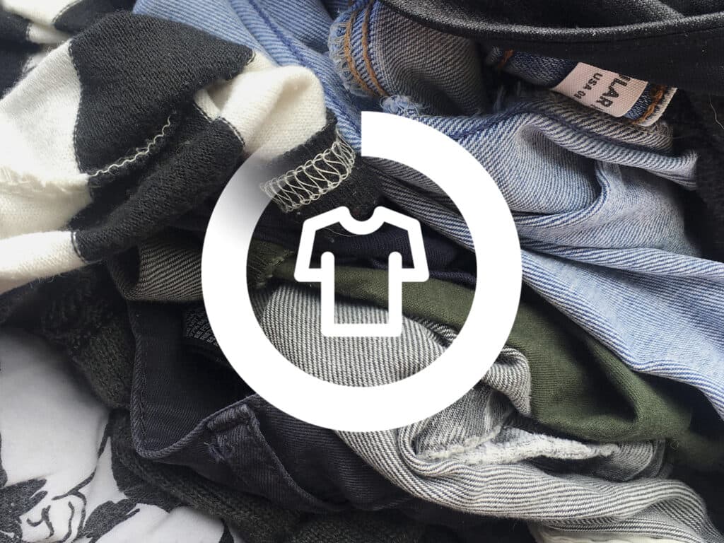 Bild på kläder i en hög