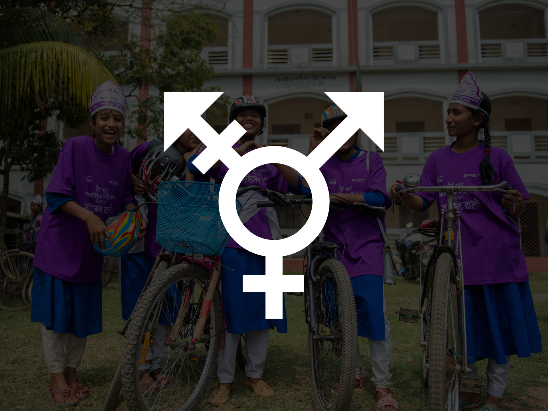 En grafisk symbol för jämställdhet, med en bild i bakgrunden av fyra flickor som står med cyklar.