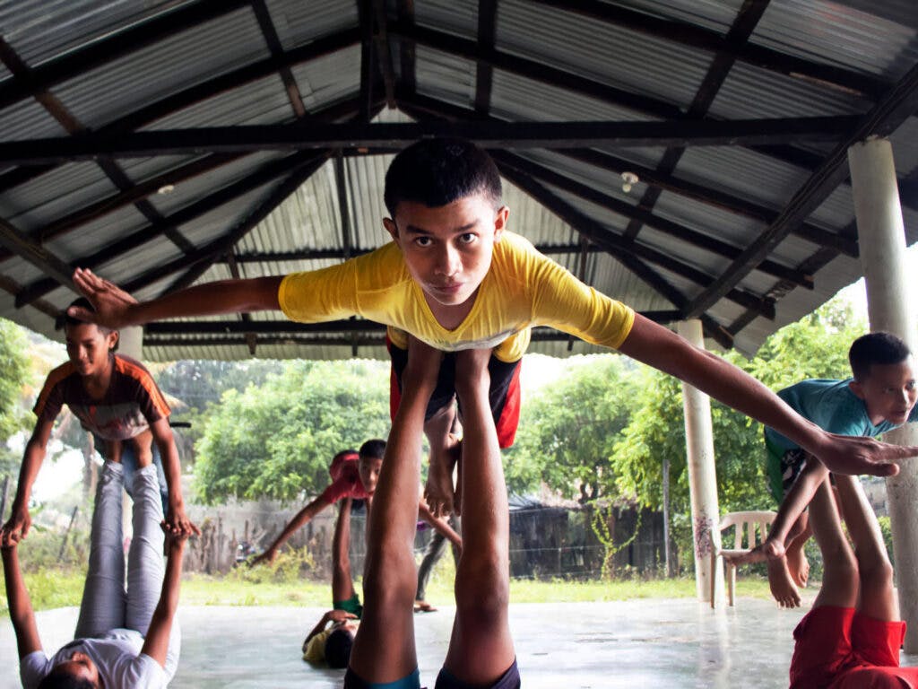 En grupp av barn gör akrobatiska övningar.