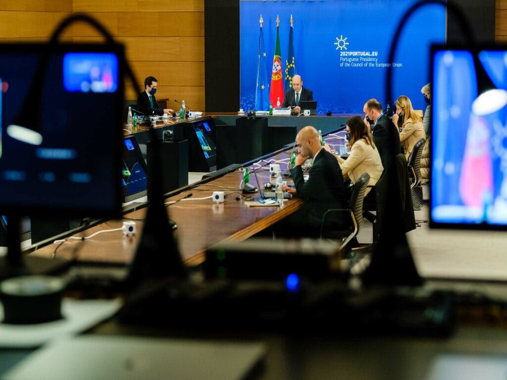 EU-ministrar sitter i en sal på videokonferens