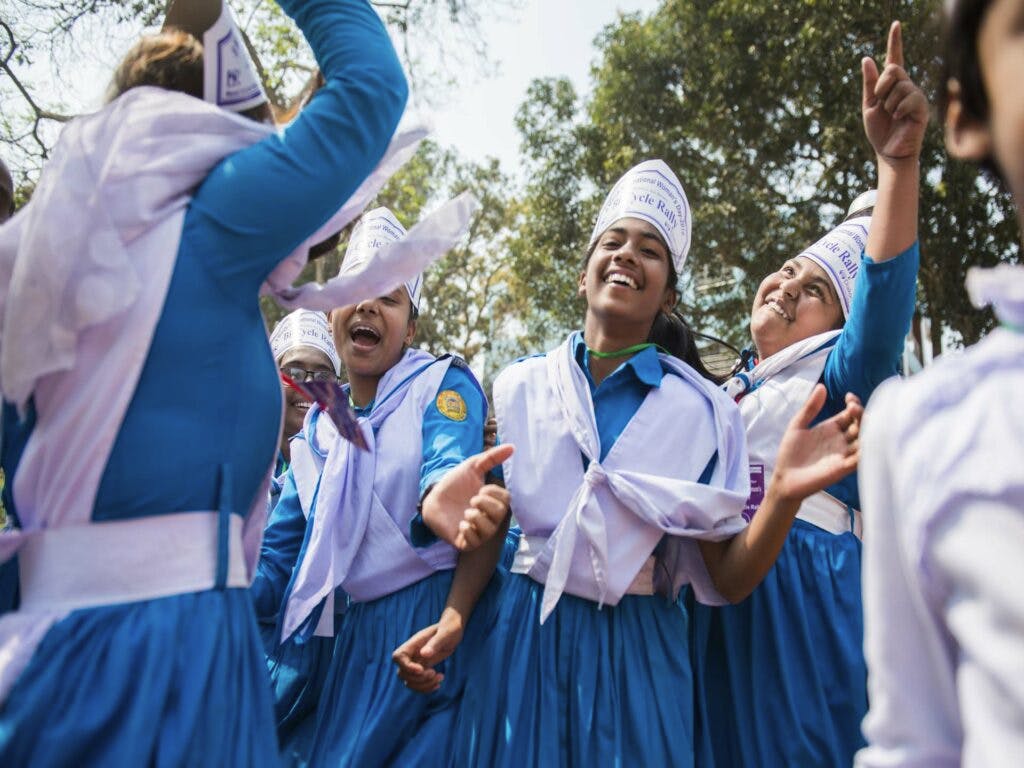 Flickor i Bangladesh firar