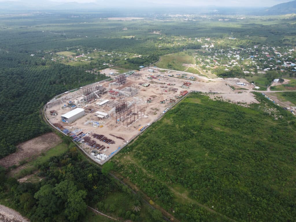 Järngruva mitt i skogsområde invid floden Guapinol i Honduras.