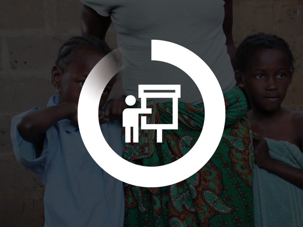 Grafisk symbol för utbildning - en person står framför en tavla - och i bakgrundsbilden syns två barn från Mocambique.