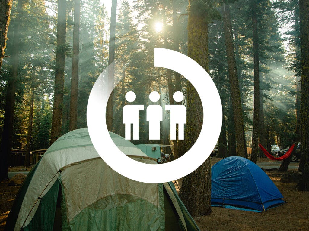 Bild på tält i skog med en vit ikon för samarbete ovanpå.