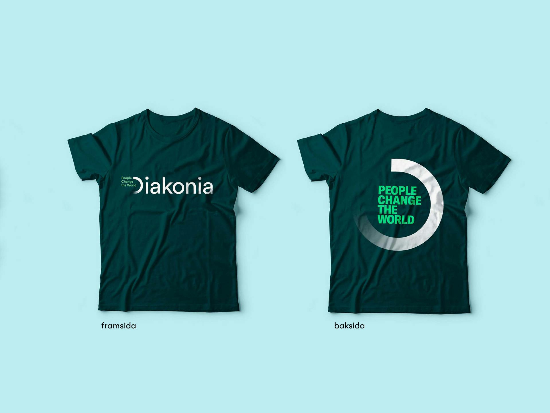 Bild på två t-shirts med Diakonias logga tryckt på fram- och baksidan.