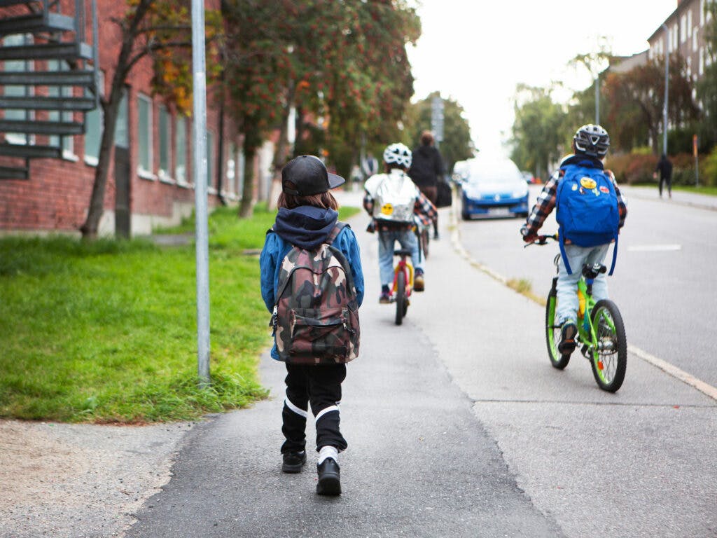 Tre barn på väg till skolan