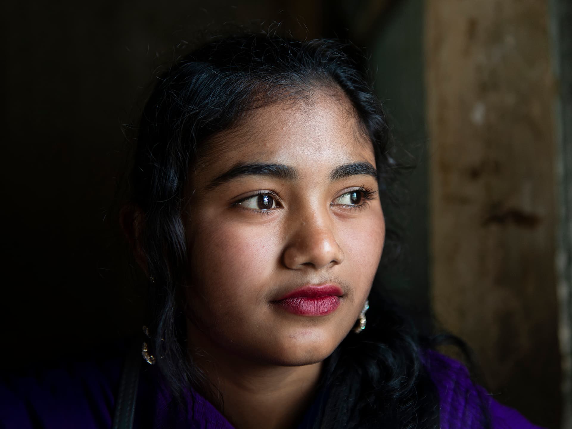 Foto: Gustav Hugosson En närbild av en ung kvinna med mörk bakrgrund.