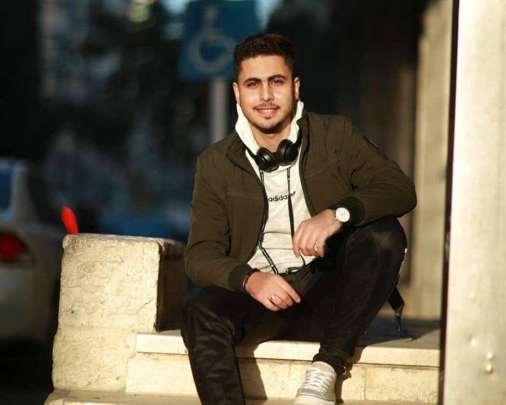 Foto: Tamer En ung man tittar in i kameran