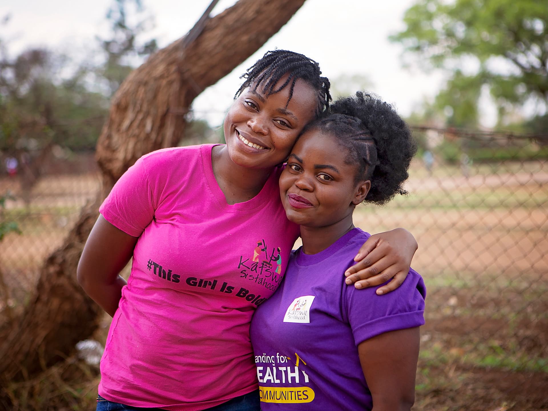 Foto: Diakonia Två kvinnor ler mot kameran och håller om varandra.