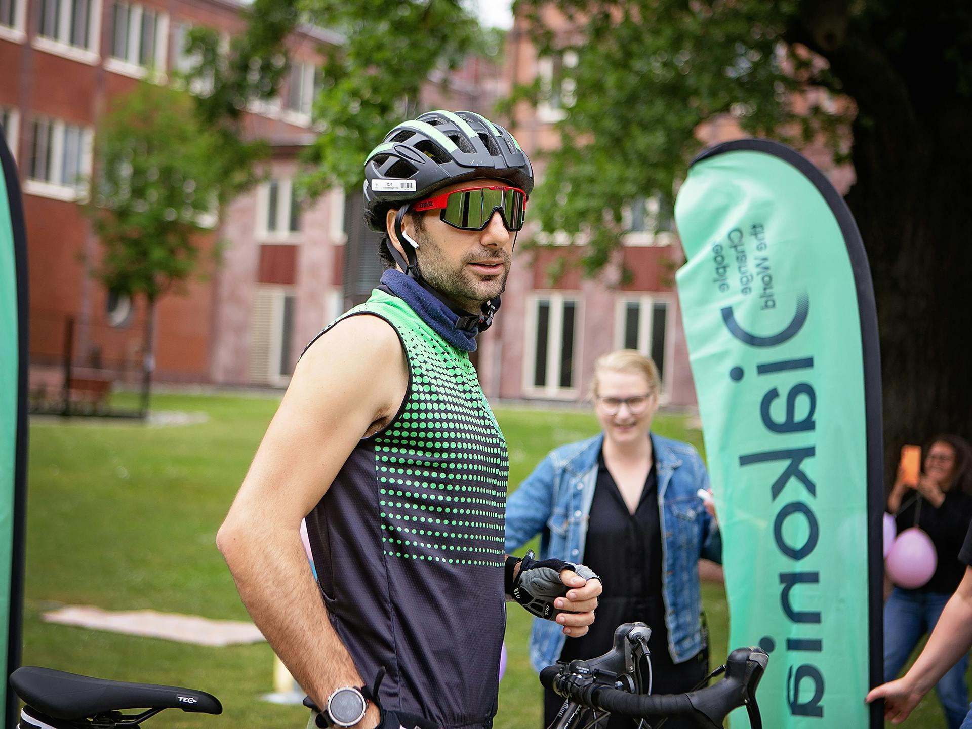 En man med solglasögon, cykelhjälm och träningslinne.