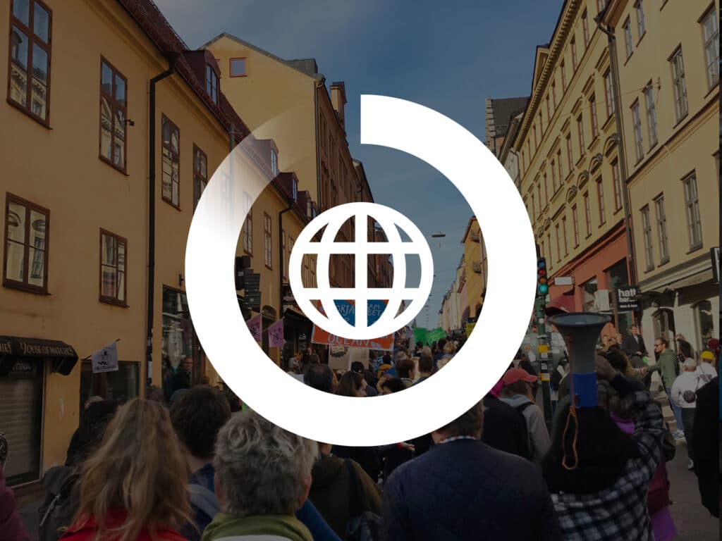 En grafisk bild med en symbol av ett jordklot. I bakgrunden är en bild av människor på en manifestation.