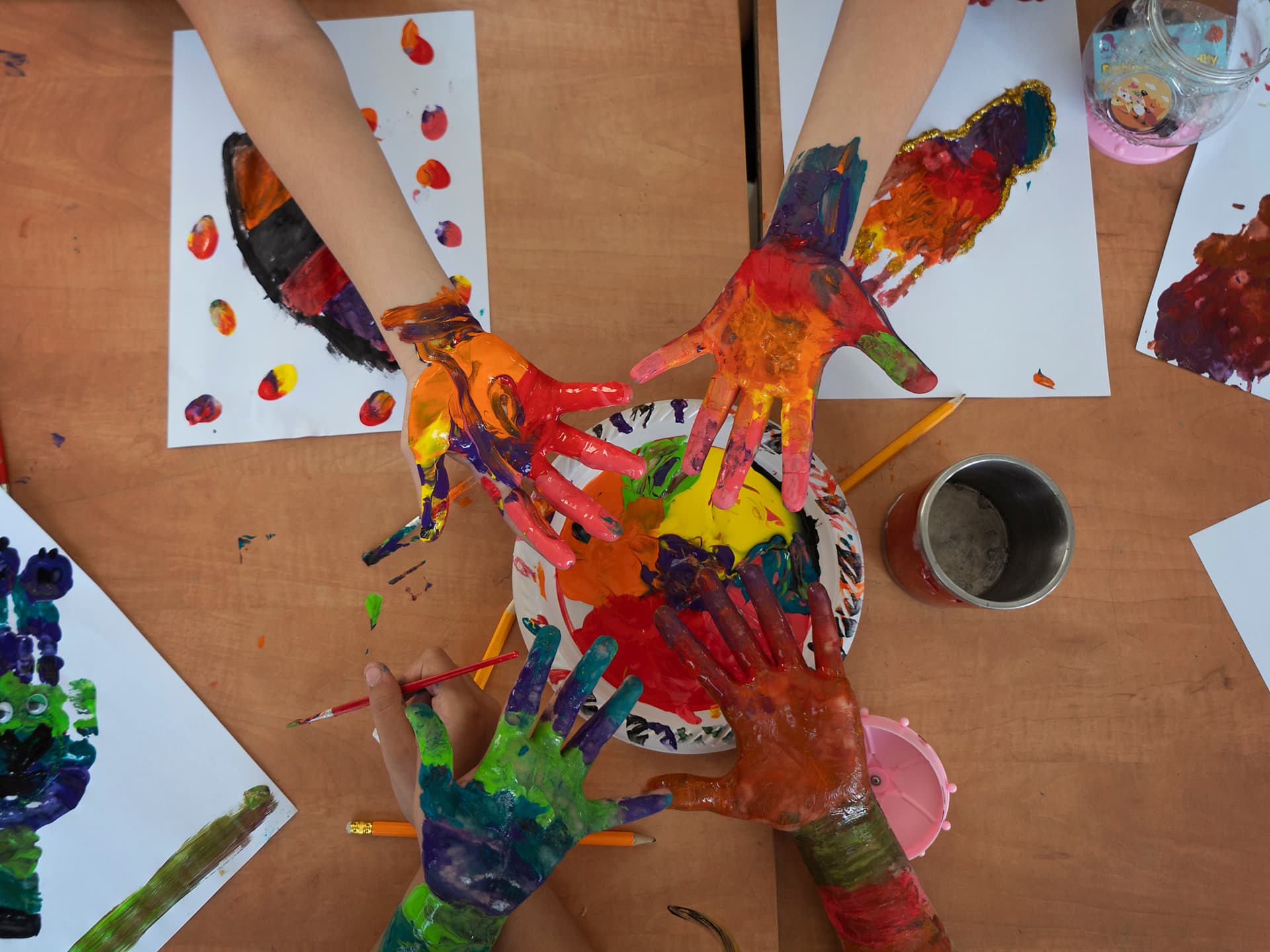 Foto: Ahmad Daghlas Barnhänder som är målade i olika färger hålls upp för kameran.