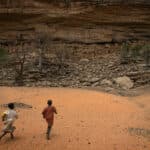 Symbolic photo: Two children running through a dry area in Mali.