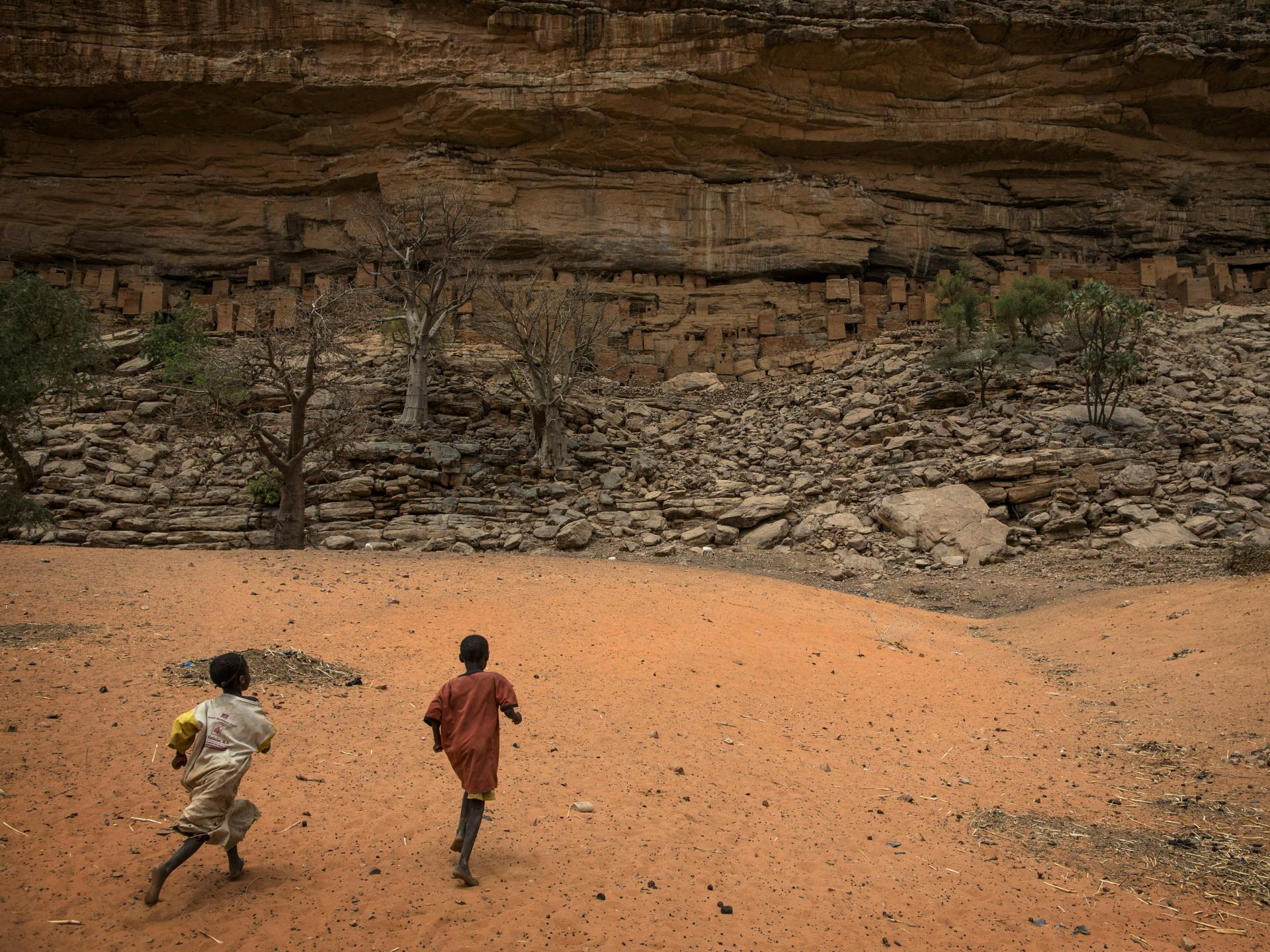 Symbolic photo: Two children running through a dry area in Mali.