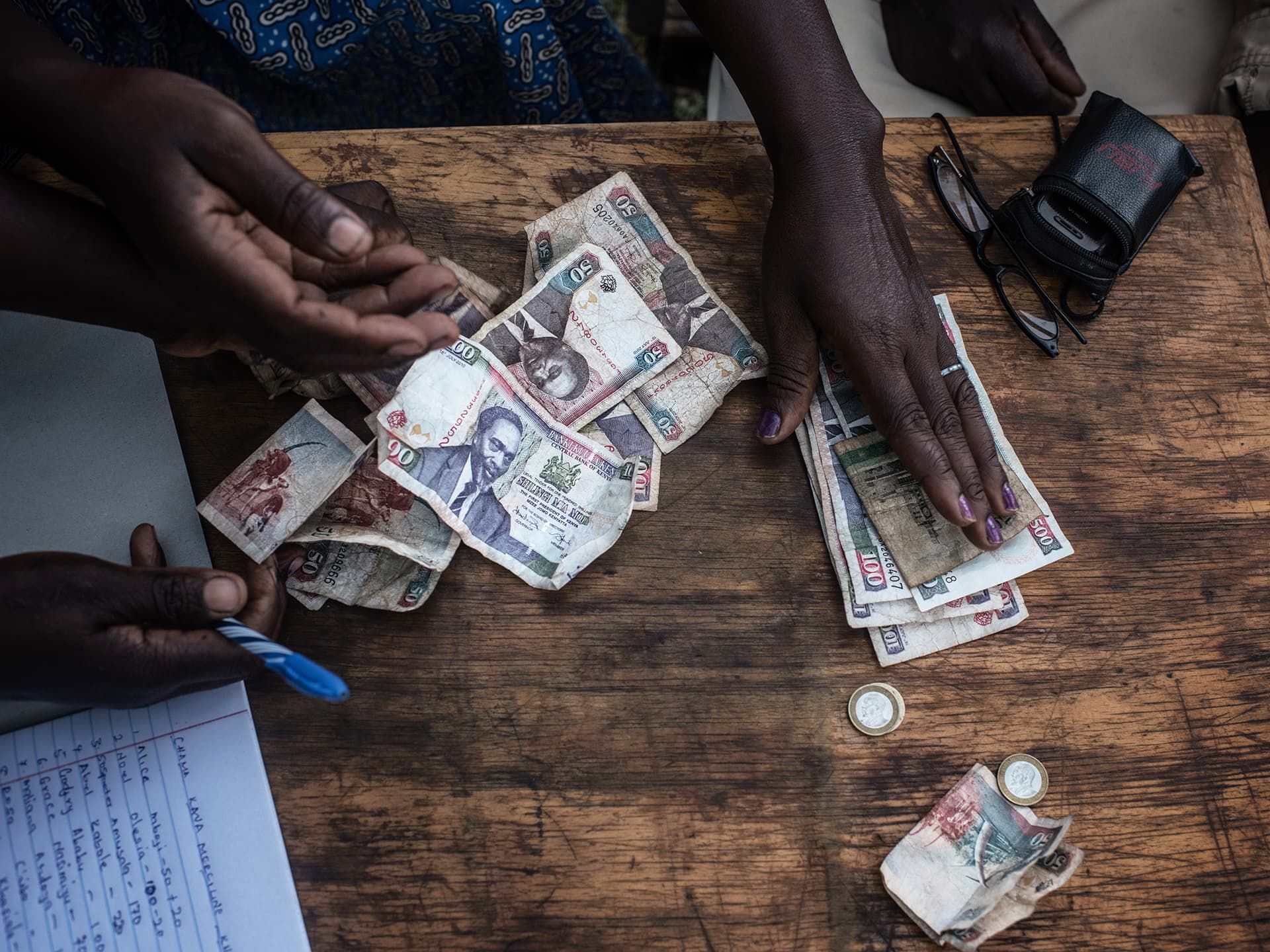 Photo: Fredrik Lerneryd Hands holding money, bills and coins.