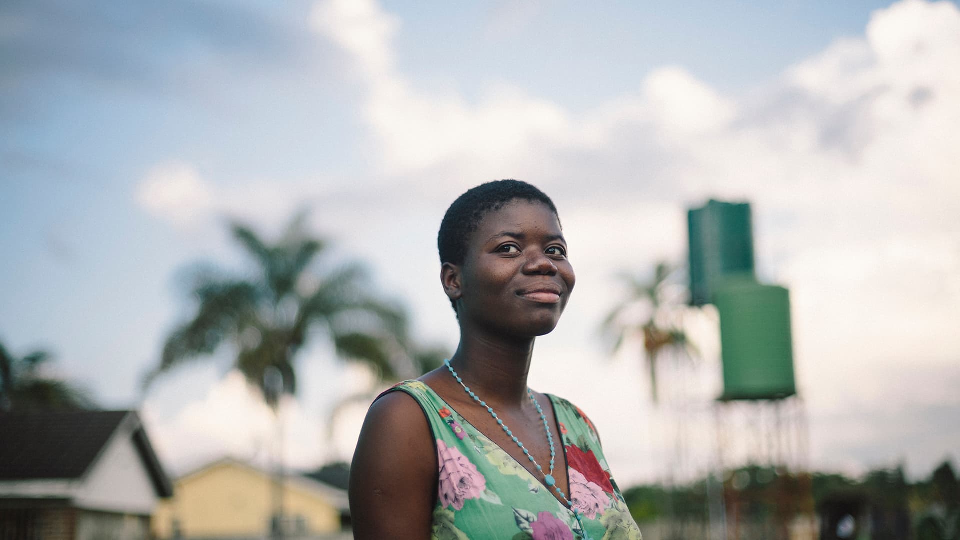 Photo: Anna Hugosson A Zimbabwean woman in sunset, looking into the camera.