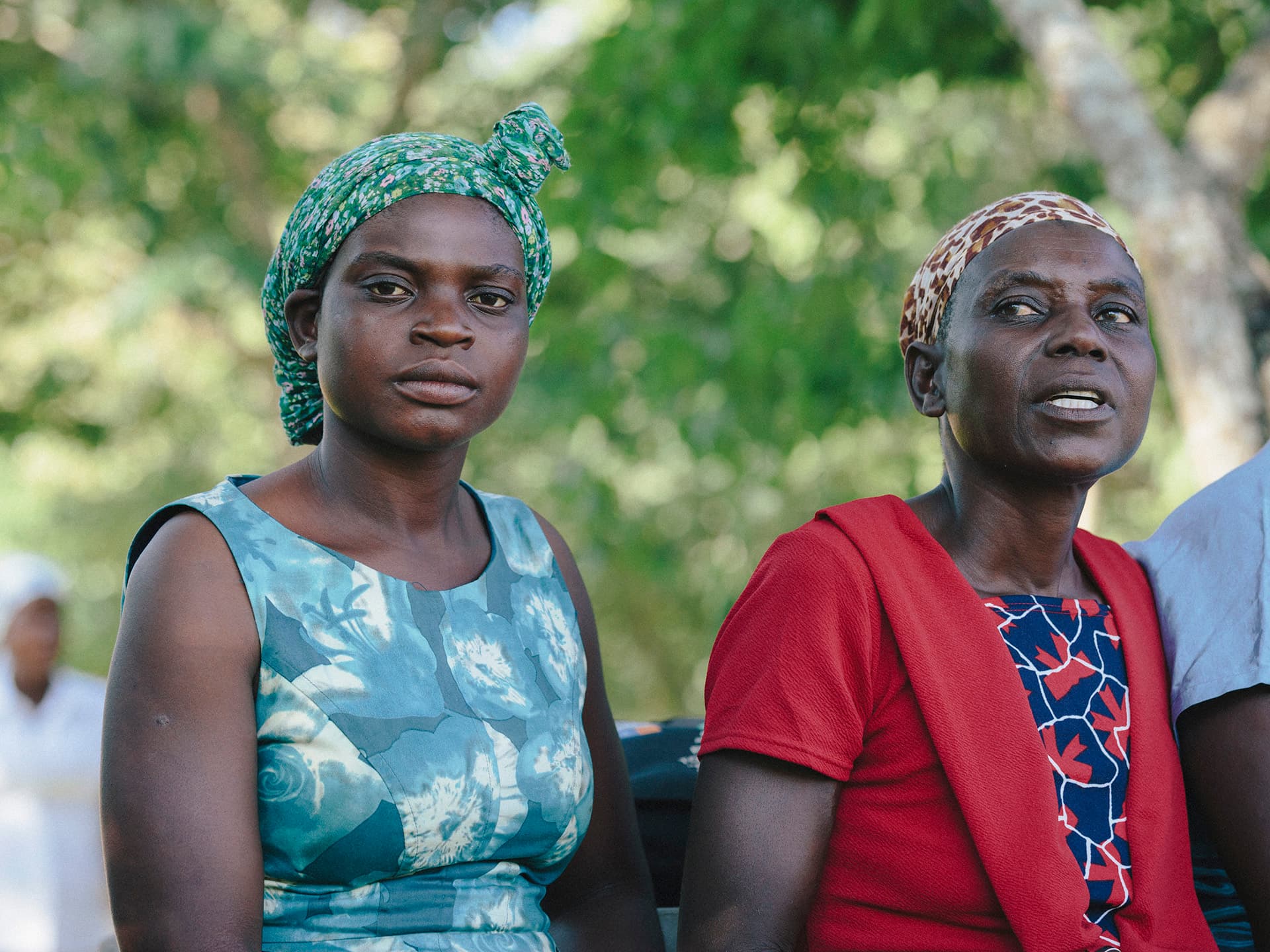 Photo: Anna Hugosson Two Zimbabwean women sitting next to each other. Behind them there are trees.
