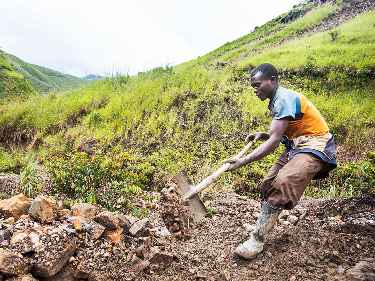 Photo: Jeppe Schilder A Congolese man using a shovel in a field.