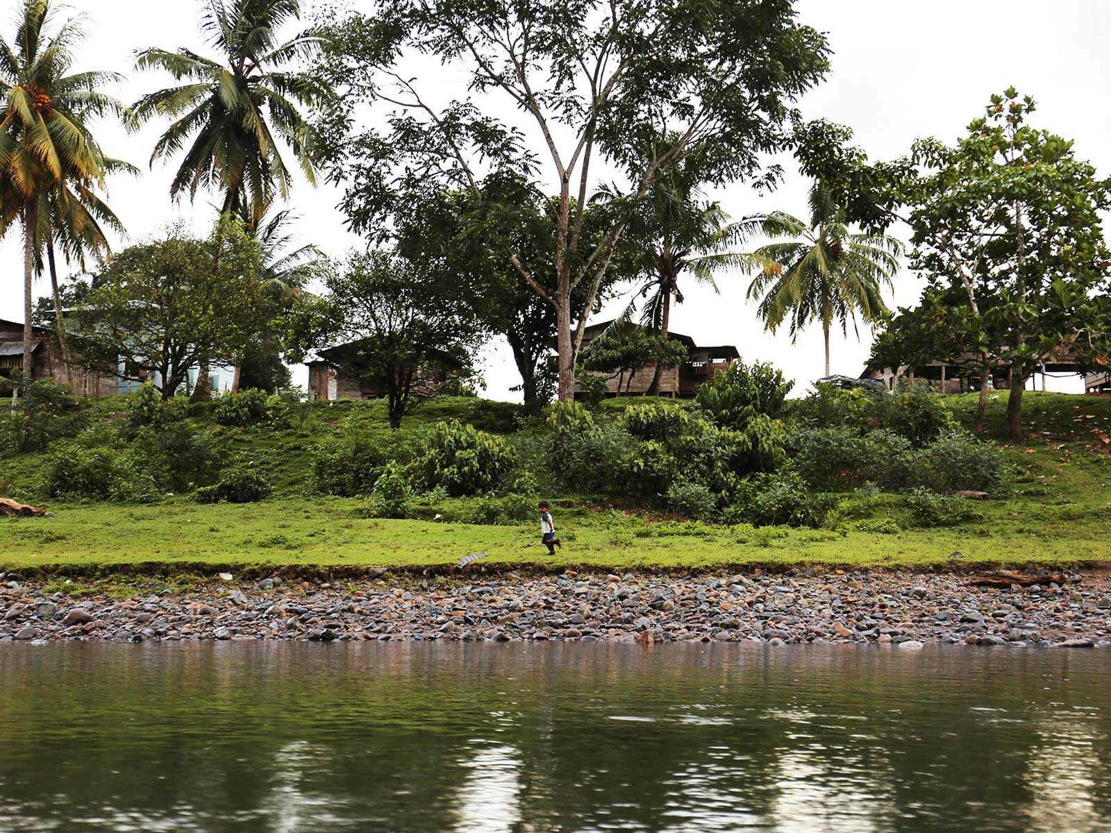 Photo: Daniel S Ogalde A little child running by the water.