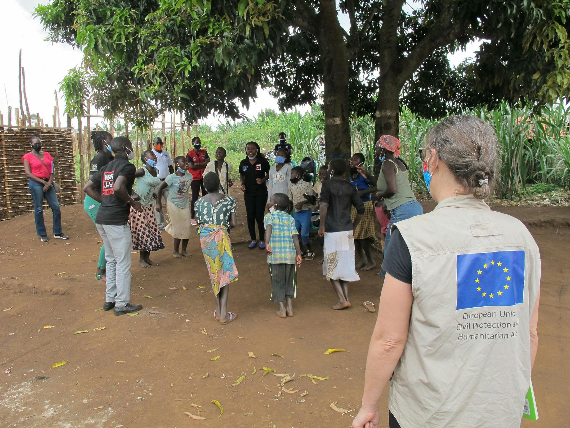 Personal från EUs biståndsorgan bland barn i Uganda