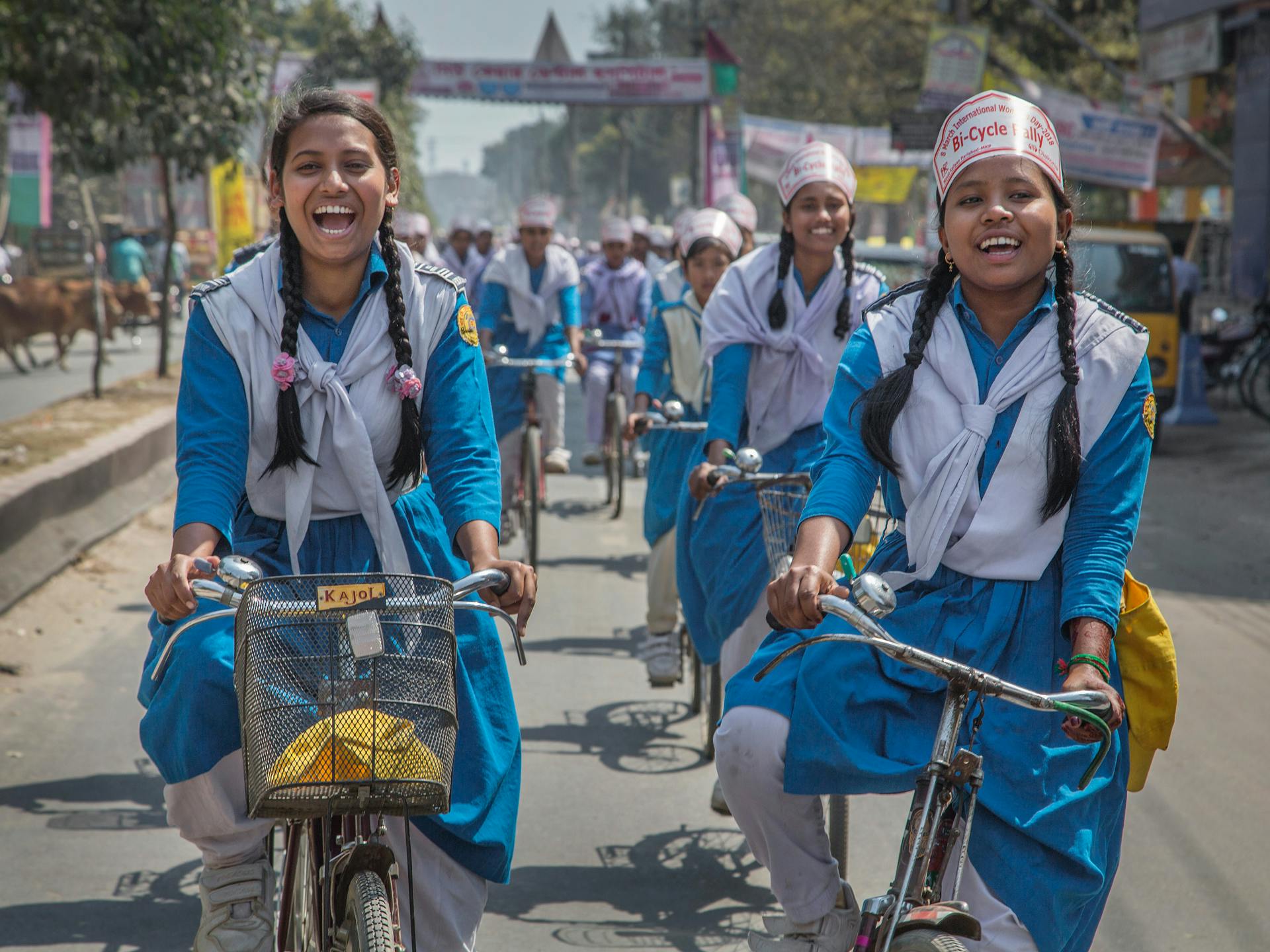 Flickor cyklar i en procession