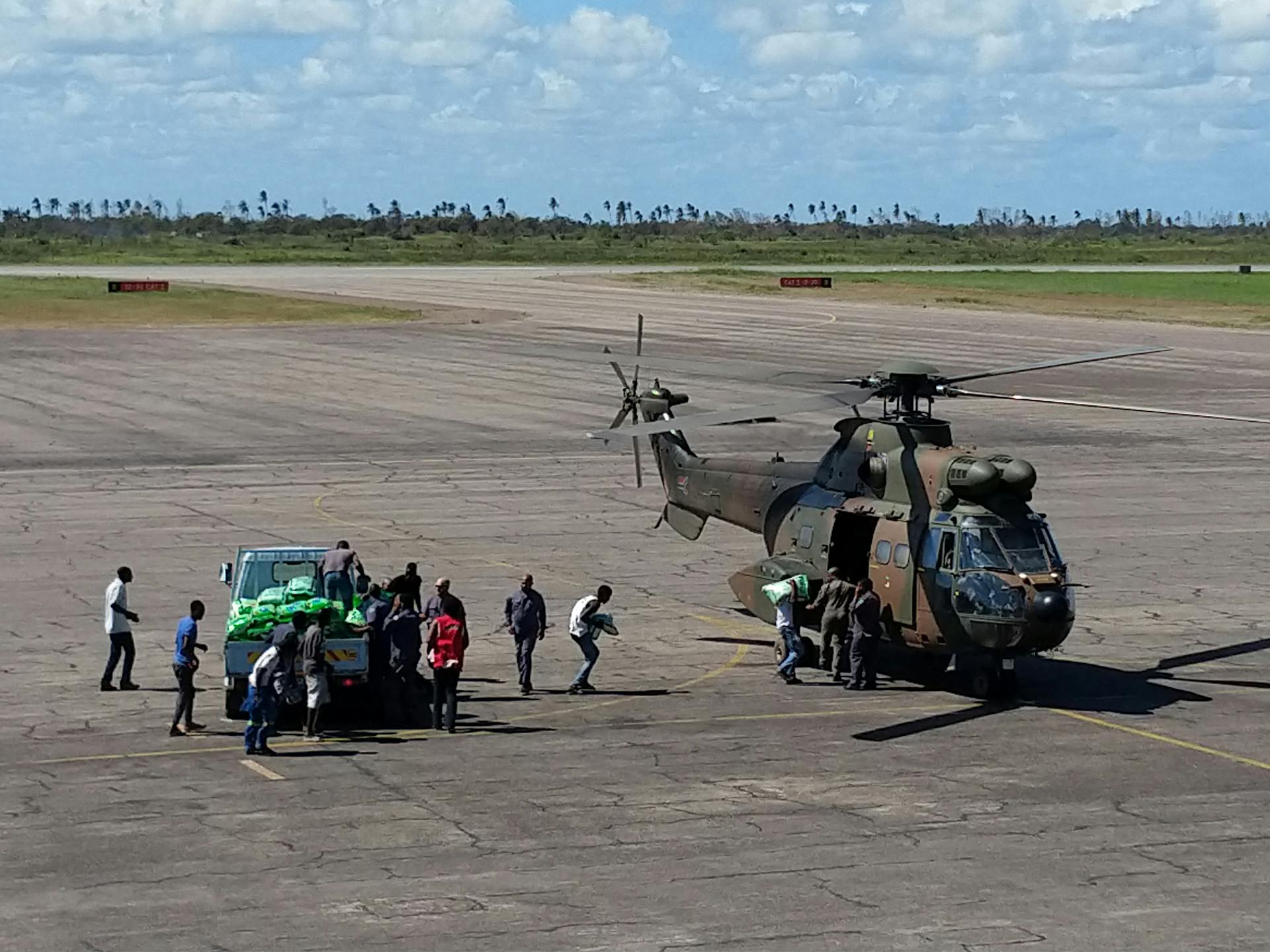 Helikopter med hjälpsändning på landningsbana