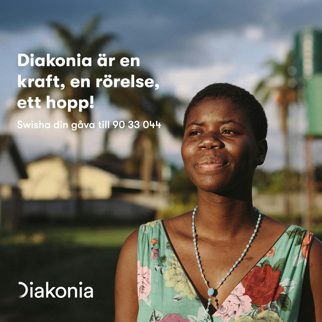 Närbild av en kvinna som ser in i kameran med kvällssol i ansiktet. Bakom henne syns låga byggnader och gräs. Text: Diakonia är en kraft, en rörelse, ett hopp!