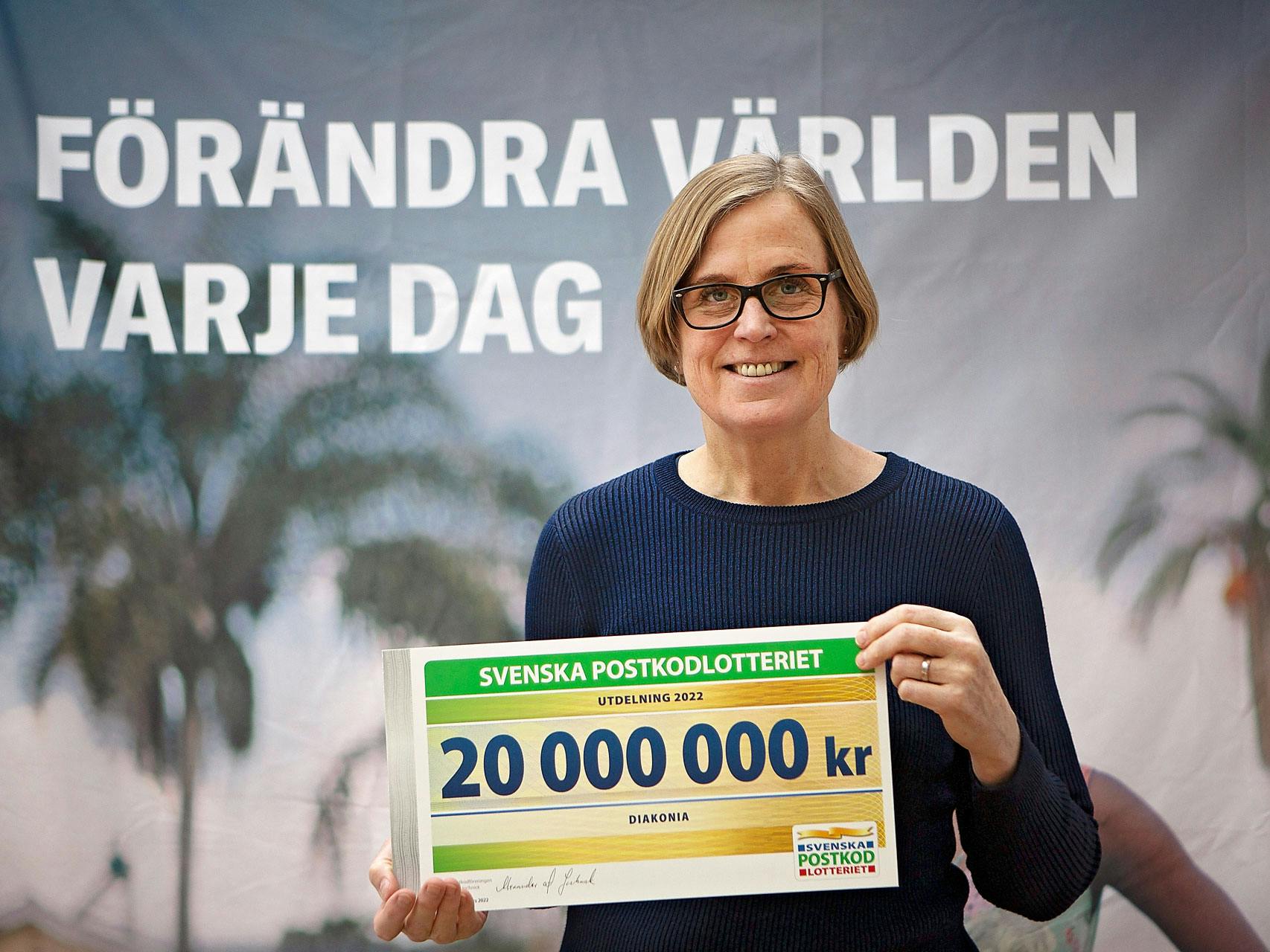 Generalsekreterare Lena Ingelstam med en check