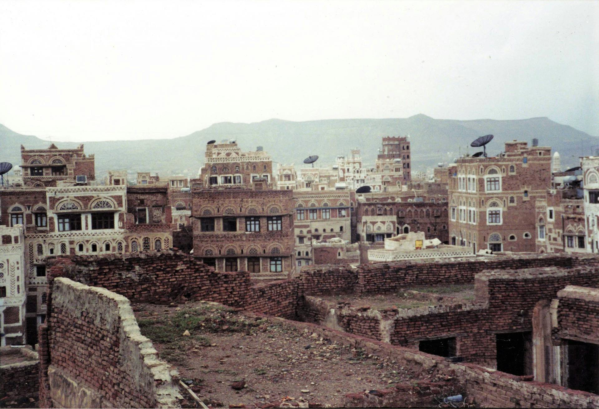 Houses in Yemen and mountains in the background.